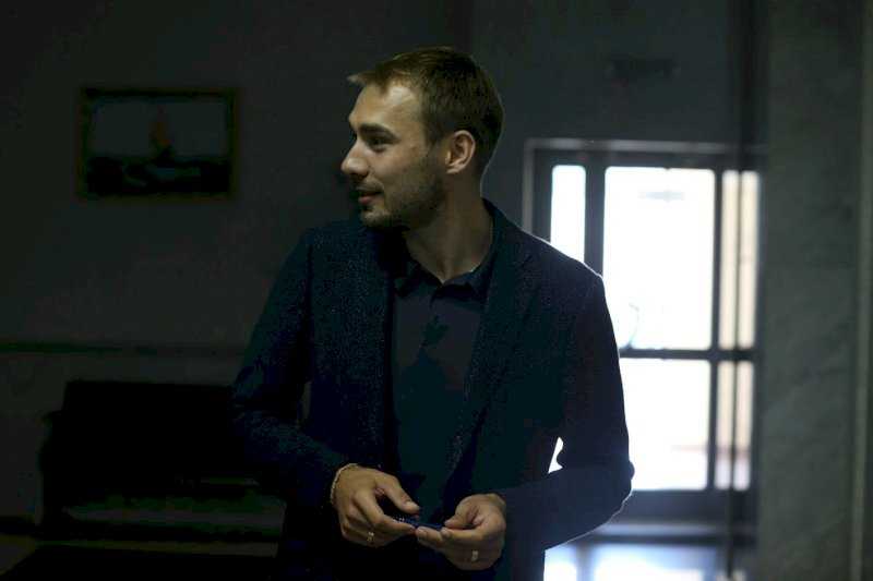 «Это не по-мужски»: Антон Шипулин заступился за екатеринбуржца, толкнувшего журналиста Румянцева во время «скверных» протестов