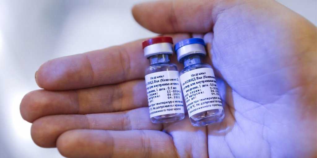 Эстонцы умоляют Москву продать вакцину, но Евросоюз запрещает ввозить препарат из России.