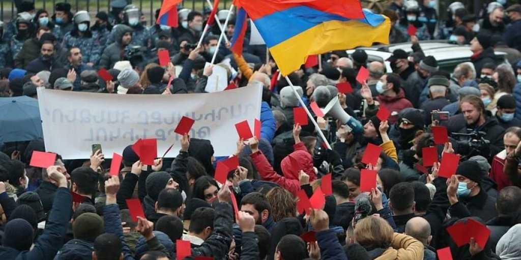 Протестующие в Армении попытались прорваться в здание правительства