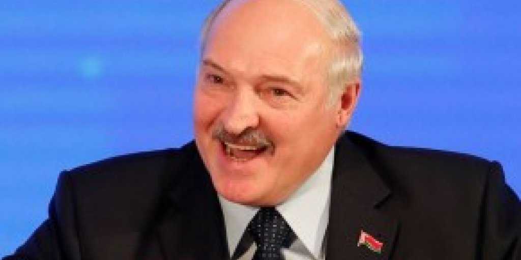 Россия опять заваливает Лукашенко деньгами. Зачем?
