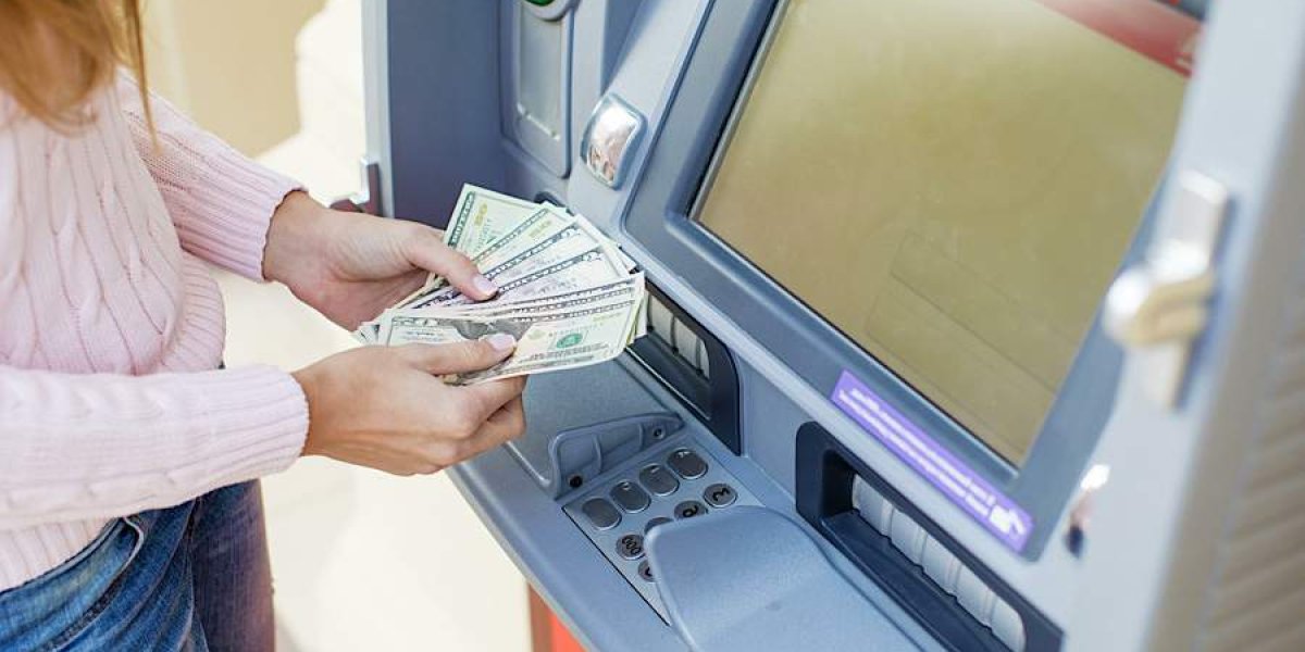Российские банки перестали принимать доллары и евро через банкоматы