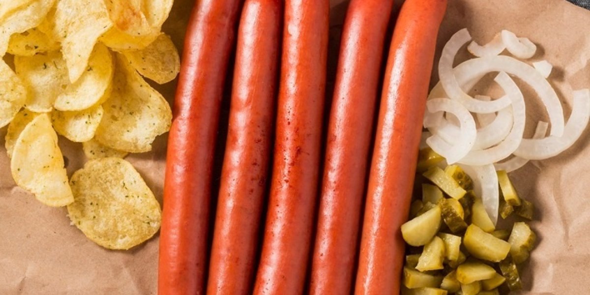 Сосиски-невидимки и пельмени с сюрпризом: Какие продукты попали в чёрный список Роскачества