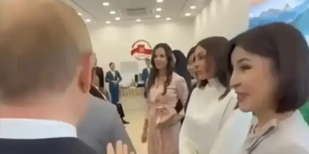 Рукопожатие Путина и Алиева.«Это сигнал всем азербайджанцам в России. Держитесь от него подальше»