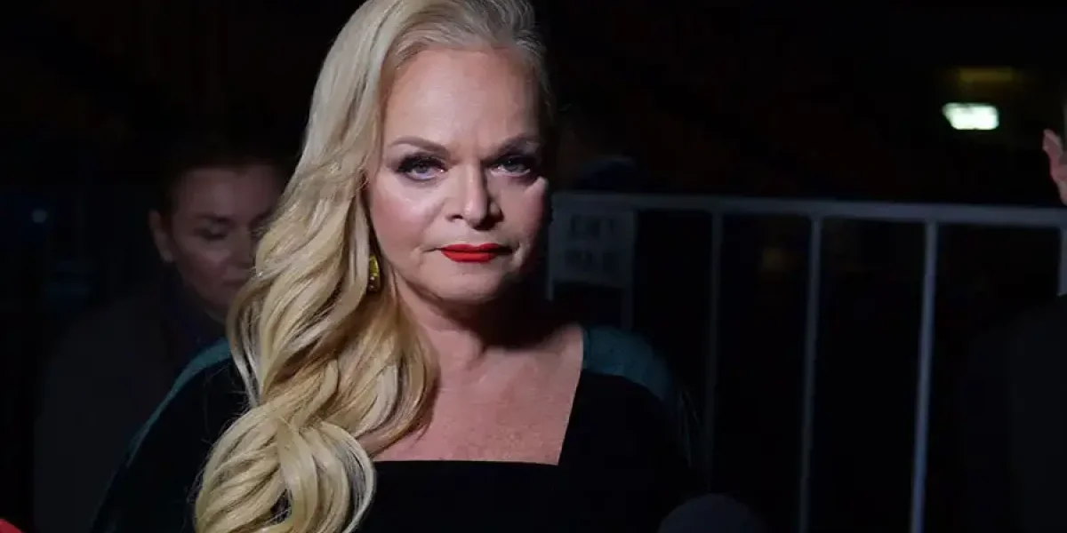 Долина угрожает Полине Лурье: вот как певица припугнула мать-одиночку Долина угрожает Полине Лурье: вот как певица припугнула мать-одиночку