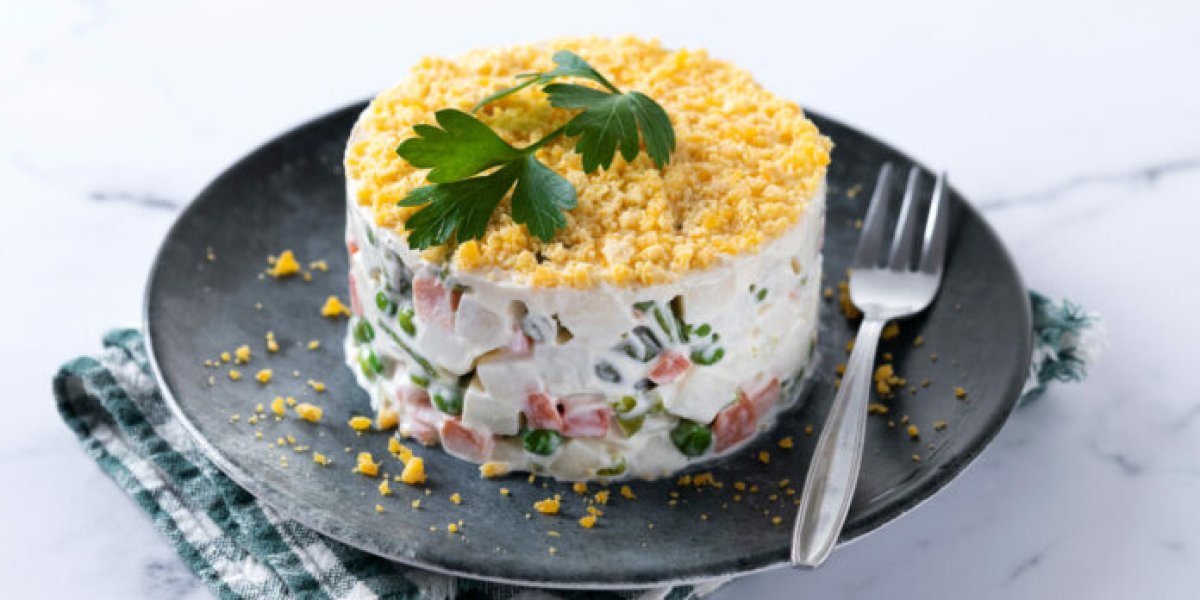 Новогодний рецепт-2026: Слоеный салат с тунцом, который станет новым хитом Новогодний рецепт-2026: Слоеный салат с тунцом, который станет новым хитом