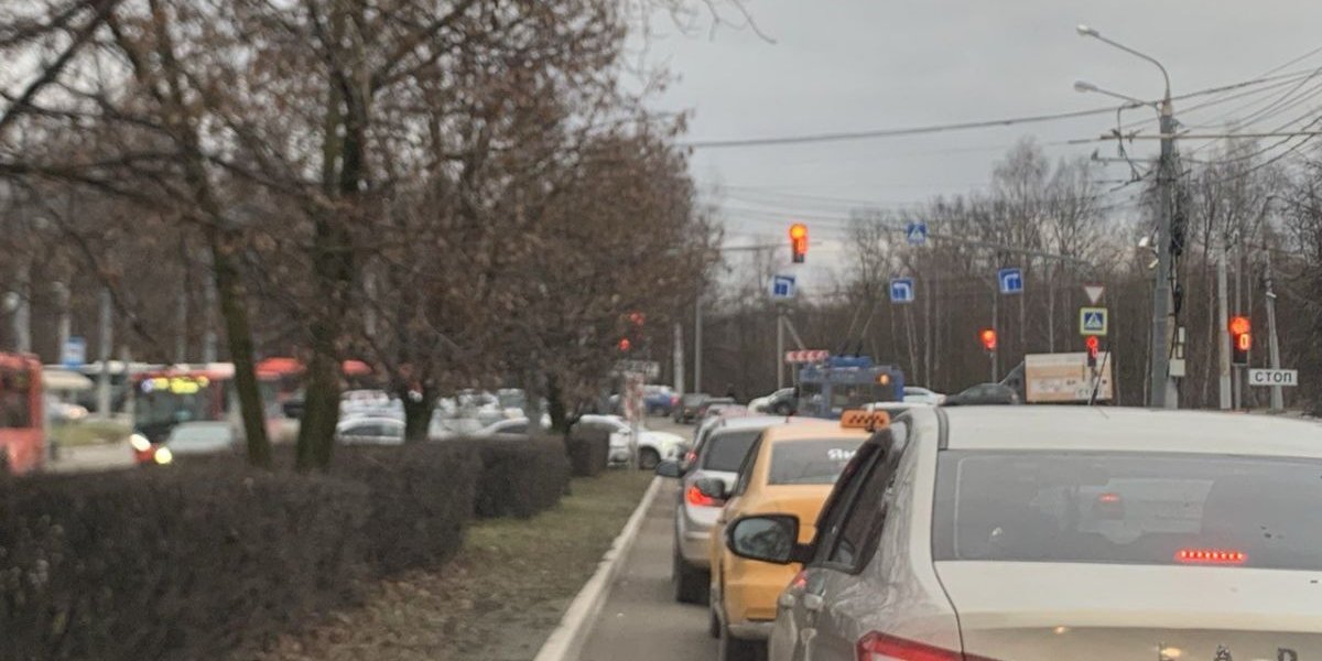 Правый берег Калуги парализован: двухкилометровая пробка из-за утреннего ДТП Правый берег Калуги парализован: двухкилометровая пробка из-за утреннего ДТП