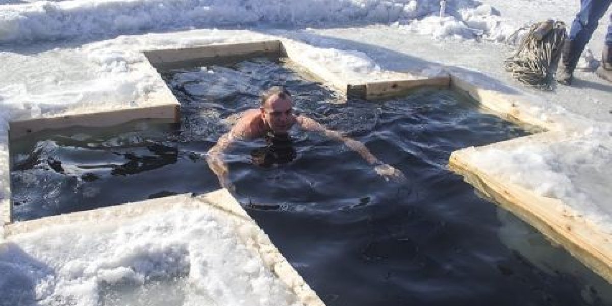 Врачи предупреждают: кому опасно нырять в прорубь на Крещение Врачи предупреждают: кому опасно нырять в прорубь на Крещение