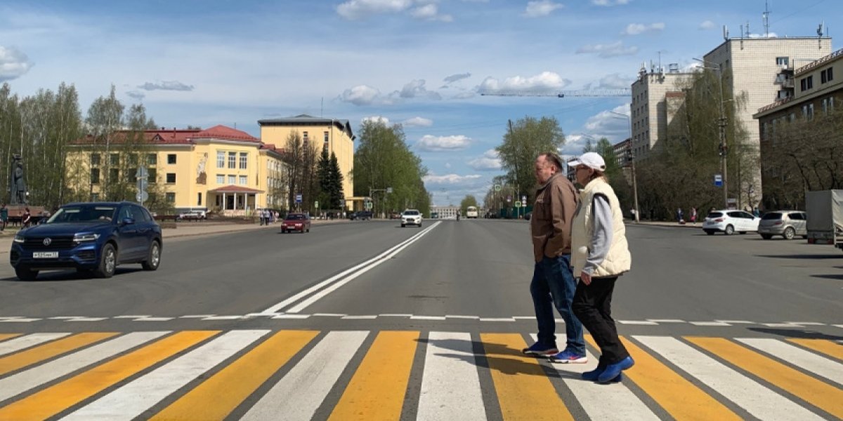 Не на «зебре»: почему водитель обязан остановиться, если пешеход в двух метрах от перехода Не на «зебре»: почему водитель обязан остановиться, если пешеход в двух метрах от перехода