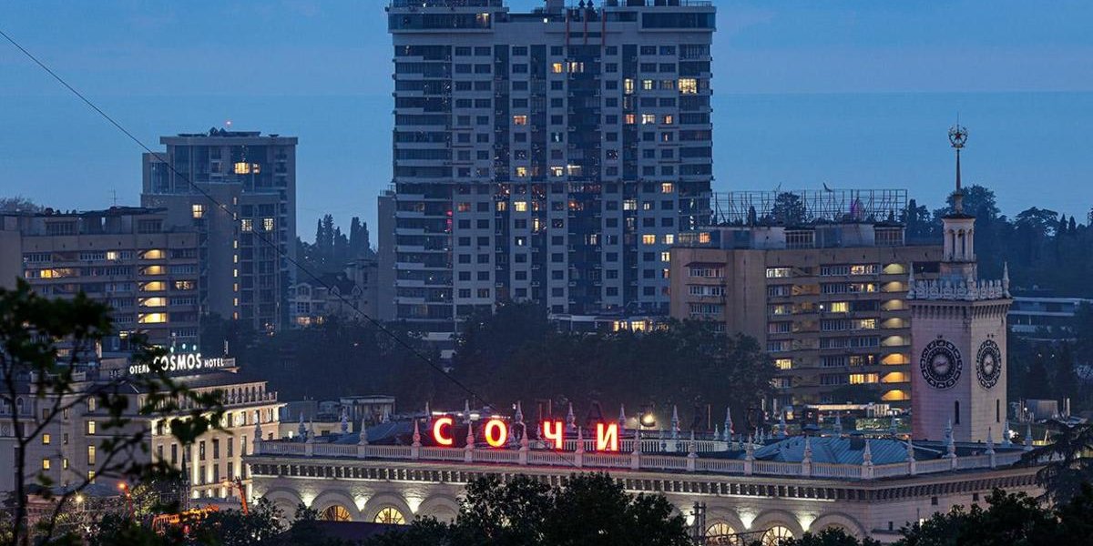 Ночная атака дронов над Сочи: туристов эвакуировали в парковки отелей Ночная атака дронов над Сочи: туристов эвакуировали в парковки отелей