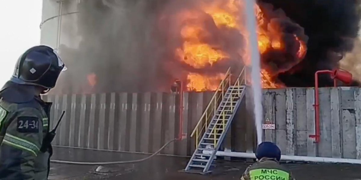 Атаки дронов на регионы России: пожар на нефтебазе, закрытые аэропорты и угроза АЭС Атаки дронов на регионы России: пожар на нефтебазе, закрытые аэропорты и угроза АЭС