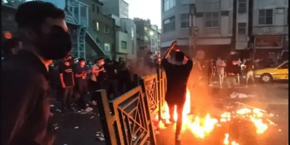 Армия, «китайские мозги» и русский «Мурманск BN»: Иран сбил волну беспорядков, нейтрализовав Starlink Армия, «китайские мозги» и русский «Мурманск BN»: Иран сбил волну беспорядков, нейтрализовав Starlink