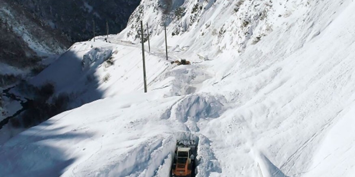 Военно-Грузинская дорога перекрыта из-за лавин: сотни путешественников застряли у границы Военно-Грузинская дорога перекрыта из-за лавин: сотни путешественников застряли у границы