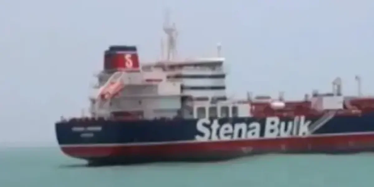 Иранские катера атаковали танкер США. А БПЛА Ирана долетел до авианосца Abraham Lincoln в 800 км. Подняли F-35 Иранские катера атаковали танкер США. А БПЛА Ирана долетел до авианосца Abraham Lincoln в 800 км. Подняли F-35